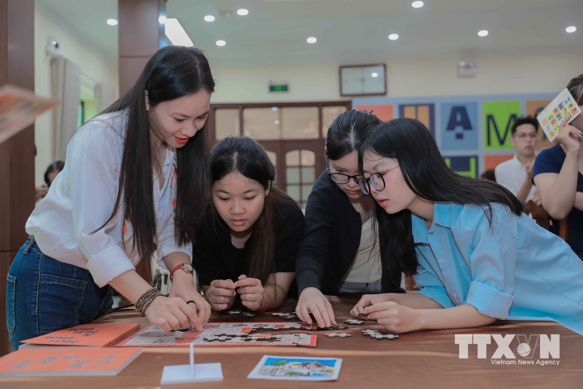 Sinh viên tham gia các hoạt động trải nghiệm tại workshop “Chạm - Chơi - Hiểu”, tìm hiểu di sản thông qua những hình thức tương tác sáng tạo tại Bảo tàng Phụ nữ Việt Nam. (Ảnh: Phan Phương/TTXVN)